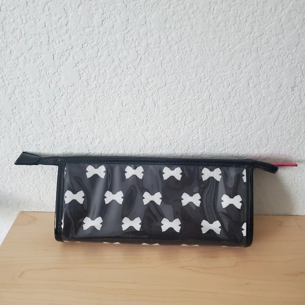 Kate Spade East West Heddy Tuxedo Court Black Cream Bow Make-up Bag Pouch